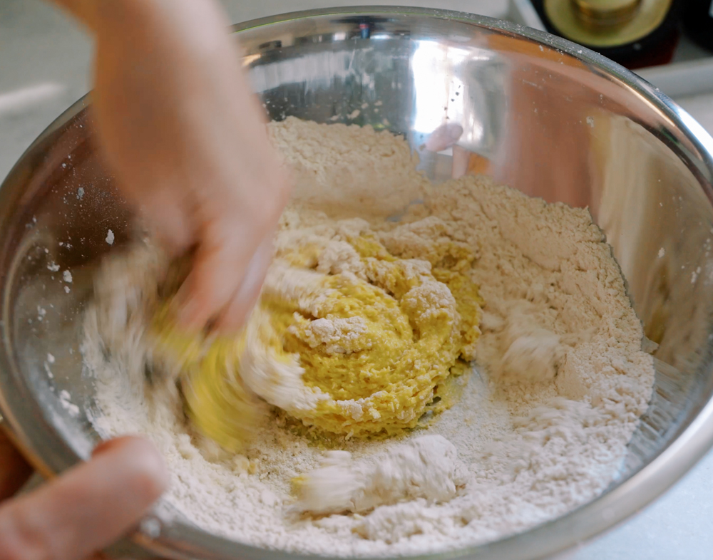 mixing pasta dough by hand