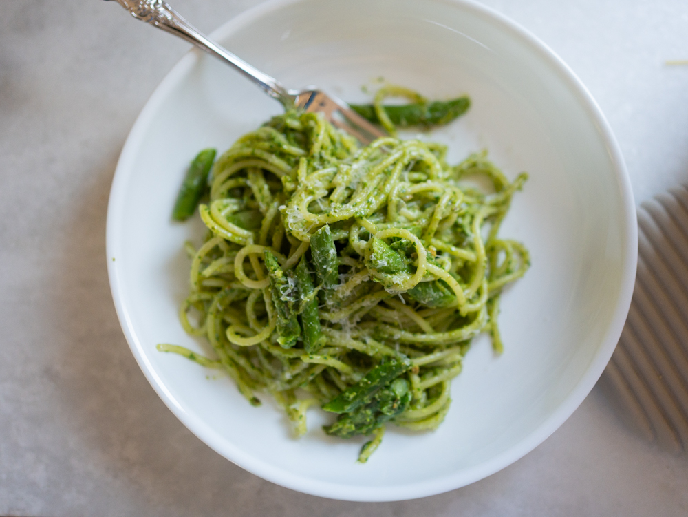 green pasta with arugula, pesto, pistachios and asparagus